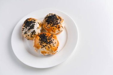 Çin fasulye ezmeli kekleri seramik tabakta, beyaz arka planda izole edilmiş.