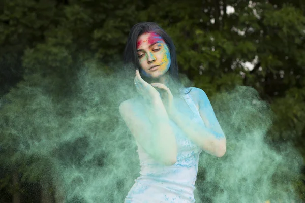 Schöne Modell mit Farbe weht um sie herum — Stockfoto