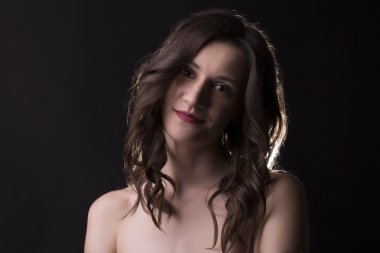 Çıplak omuz ile gülümseyen esmer modeli