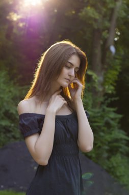 Güneş ışınlarının şehvetli genç kadın