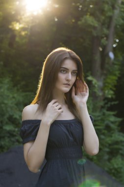 Güneş ışınlarının romantik genç kadın