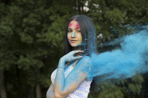 Sensual brunette woman playing with color powder — Stock Photo, Image