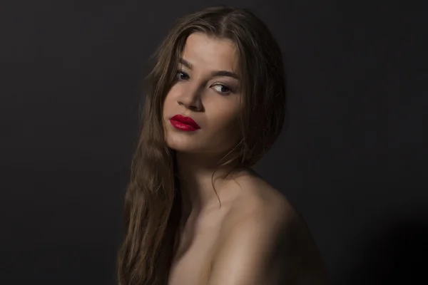Romantiska unga kvinnan med nakna axlar — Stockfoto