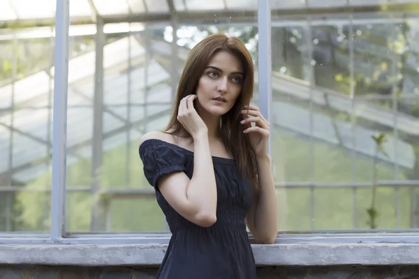 El modelo a la moda en el vestido a la ventana —  Fotos de Stock