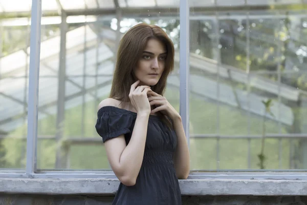 Precioso modelo en vestido en la ventana —  Fotos de Stock