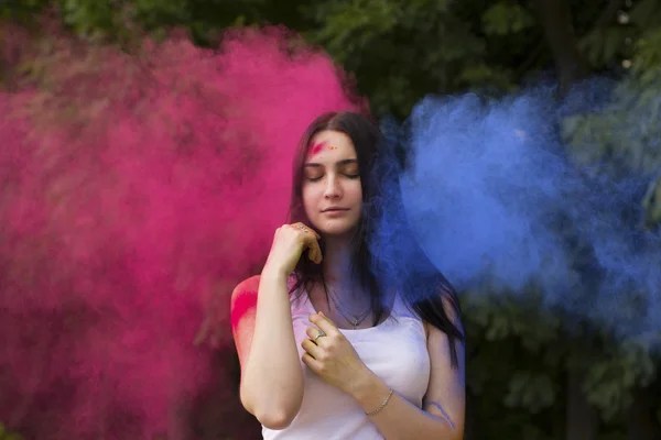 Όμορφη γυναίκα με χρώμα σε σκόνη που εκρήγνυται γύρω της — Φωτογραφία Αρχείου