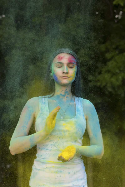 Genç ve kadın ile kapalı gözler renk boya 