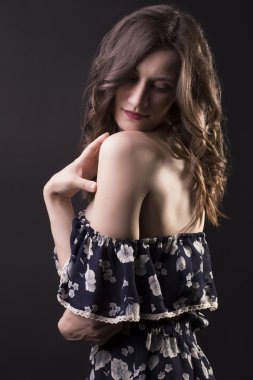 Stüdyoda çıplak omuz ile şehvetli esmer modeli