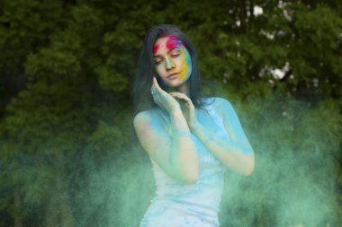 Onun etrafında üfleme renk boya ile genç ve güzel modeli