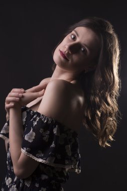 Çıplak omuz ile şirin esmer model