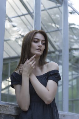 Vasıl belgili tanımlık pencere siyah elbiseli seksi kadın 