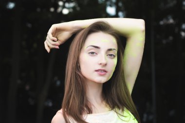 Güzel kadın tozu Holi yüzünde ile poz