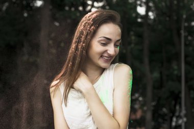 Yüzünde kuru boya ile mutlu esmer kadın