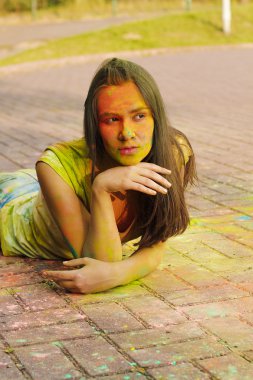 Genç ve güzel kadın yüzünde Kuru toz ile poz