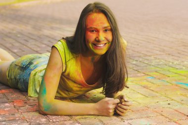 Gülümseyen kadın kuru renk toz ile poz closeup portresi 