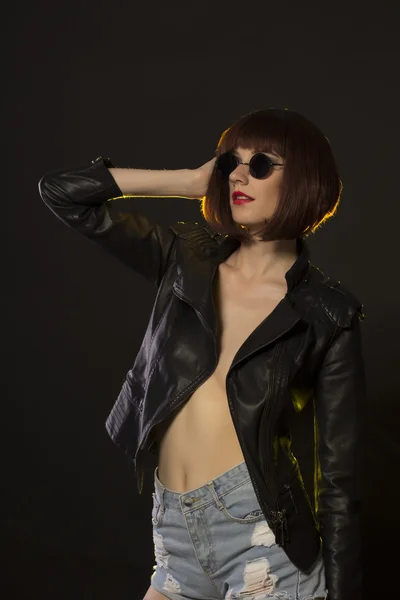 Fashionable woman in sunglasses and black leather jacket — Stockfoto