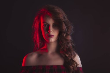 Kadının yüzü ve kırmızı ışık gölge ile