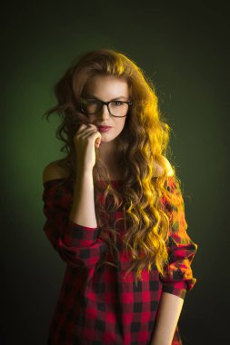 Şık genç kadın gözlük takıyorum. Stüdyo vurdu