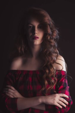 Yüzü ve kırmızı ışık gölge ile şık kadın