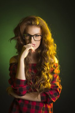 Stüdyoda bardaklarda düşünceli genç kadın