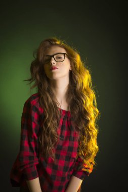 Güzel genç kadın gözlük yeşil bir arka plan üzerinde