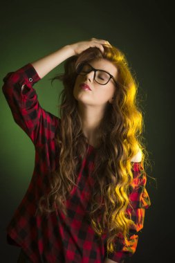 Gözlük yeşil bir arka plan üzerinde şehvetli genç kadın