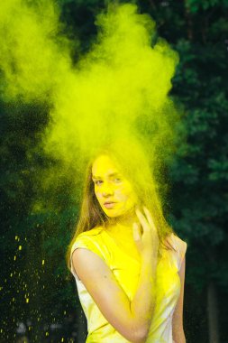 Güzel genç model sarı Kuru toz holi kaplı