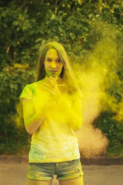 Kuru toz patlayan ile güzel esmer kadın