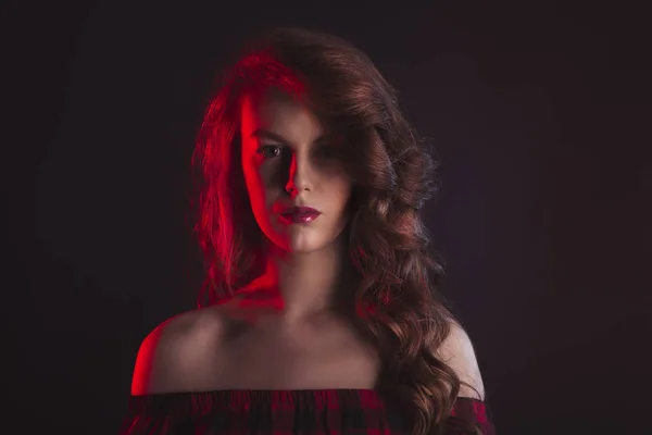 Donna con ombra sul viso e luce rossa — Foto Stock