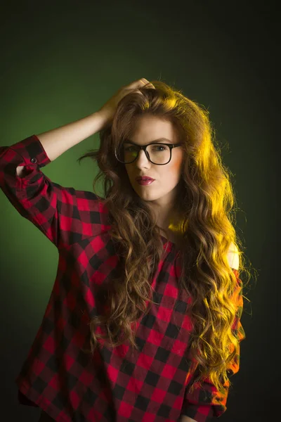 Retrato de mulher elegante com cabelo comprido em óculos — Fotografia de Stock