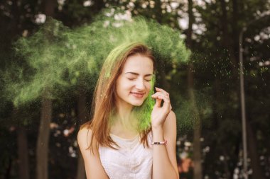 Kuru boya ile Holi poz çok esmer kadın 