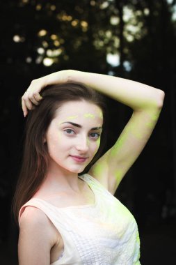 Toz Holi yüzünde güzel esmer kadın