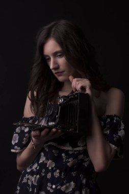 Genç ve güzel modeli fotoğrafçı ile eski fotoğraf makinesi