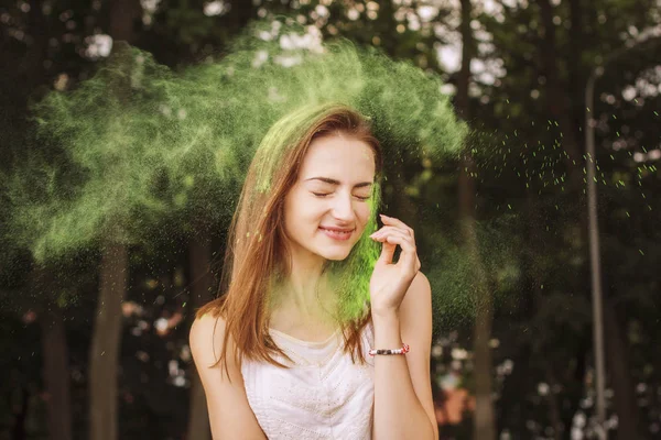 Kuru boya ile Holi poz çok esmer kadın 