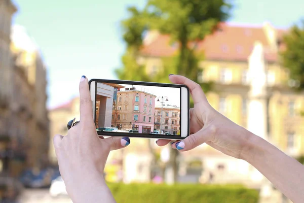 Woman traveler taking picture on the smartphone — Stock Photo, Image