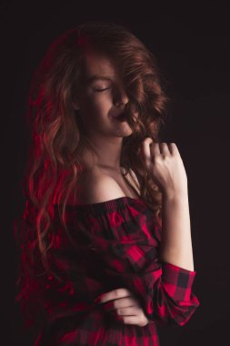 Kadının yüzü ve kapalı gözler gölge ile