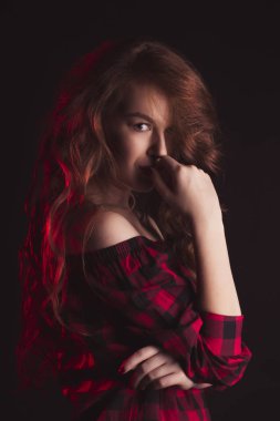 Yüzü ve çıplak omuz gölge ile güzel model