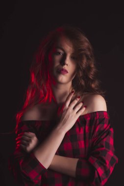 Çıplak omuz ve kırmızı gölge güzel model