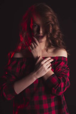 Çıplak omuz ve kırmızı gölge güzel model