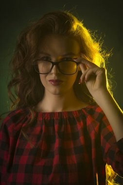 Kıvırcık saçlı gözlüklü çekici genç modeli