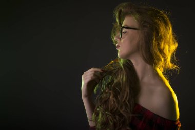 Şık genç kadın gözlük takıyorum. Stüdyo portre