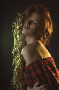 Kadının yüzü ve parlak saçlar gölge ile