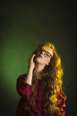 Gözlük yeşil bir arka plan üzerine ihale kadın