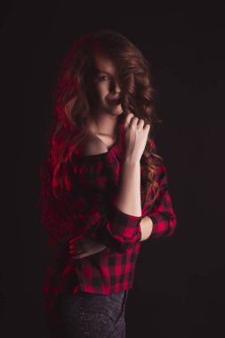 Kadının yüzü ve dalgalı saç gölge ile