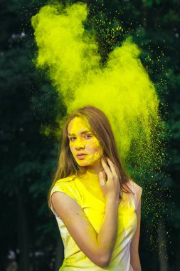 Güzel genç kadın sarı kuru boya holi kaplı