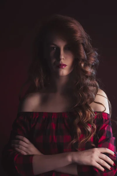 Mujer hermosa con sombra en su cara y luz roja —  Fotos de Stock