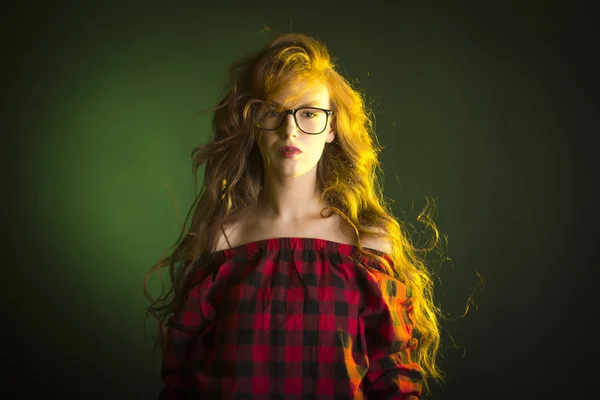 Красива молода жінка з пишним світлим волоссям — стокове фото