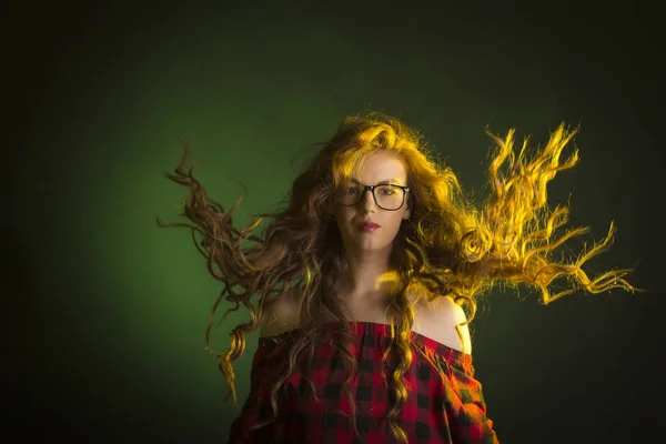 Stylische junge Frau mit Brille und bewegtem Haar — Stockfoto