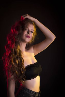 Uzun dalgalı saçlı güzel kadın