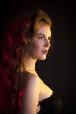 Görkemli yüzünde ve kırmızı ışık gölge modeliyle